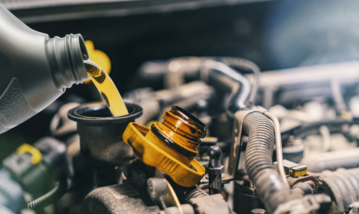¿Con qué frecuencia deberías realmente cambiar el aceite de tu auto? Desmintiendo mitos comunes